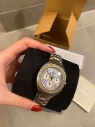 正品DKNY 陶瓷晶鑽手錶 三眼錶 珍珠貝殼面 不鏽鋼錶帶