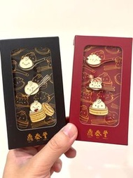 鼎泰豐別針 包寶料理徽章組 黑紅 小籠包 送禮