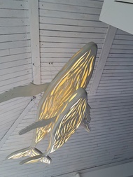 鯨魚與小鯨魚吊燈：毛利風格的LED壁燈