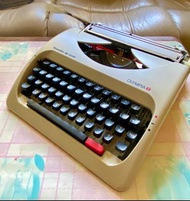 Olympia Traveller de Luxe Vintage Typewriter 打字機