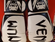 Venum 8oz 白色拳套