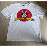 Looney Tunes x H&M Size: Chest 40 Inches Length 25 Defect: 1 Point (Last Picture):