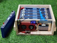 แบตลิเธียม24v 100ah (ของใหม่มือ1) แบตลิเธียม สีฟ้าลูกแบนยาว 3.2v 8s ครบชุด BMS DALY 100A แบตเตอรี่ L