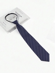 男士易穿戴聚酯纖維窄領帶，帶拉鍊扣，藍紫色條紋圖案，銀色調，8cm寬，適用於商務和休閒場合。