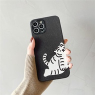 🔥พร้อมส่ง คู่เคสไอฟอน เคสไอโฟน 13 11 8พลัส fat tiger การ์ตูนน่ารัก leather หนัง เคส iphone 12 11 pro max Xr Xs X 7 8 plus case นิ่ม