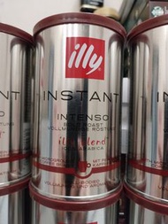 $100／2樽， illy Intenso 即溶咖啡粉（深焙）。 
產品特色：這是一款將即溶咖啡與細研磨咖啡豆結合的產品，帶來濃郁且芳香的口感，帶有可可和乾果的溫暖香氣，餘韻紮實。 
咖啡豆種類：選用