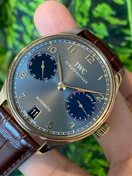 店舖交收 價格超值
大大隻 仲要摺扣✨
龍年限定版✨888隻
IWC 500125 葡萄牙系列
灰色錶面 配上黑小盤圈
七日動力儲存 42 mm
自家機芯51011 
全隻手錶重129克
原裝皮帶 原