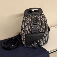 DIOR Saddle 老花後背包/ 男女皆適合