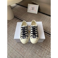 Women's 9D Round-Toe Thick-Soled White Canvas Sneakers - Casual Wear