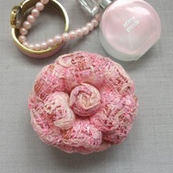 粉色布藝山茶花胸針