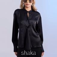 Shaka SS23 Chongsam Shirt เสื้อเชิ้ตแขนยาวผ้าซาติน ปกเสื้อแมนดาริน ช่วงอกโค้งวงรี  BL-8230604