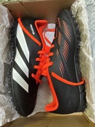 Adidas碎釘足球鞋