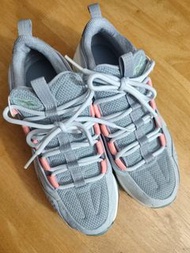 Reebok 運動鞋行街鞋$220                       24cm 防滑底  95%新                                 運動短褲  休閒短褲$50