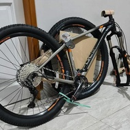 Sepeda Gunung Mtb Polygon Xtrada 6 Limited Edition Hitam Ernilisanti