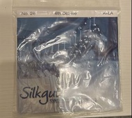 或萊爾豎琴（Lever Harp）的合成人工腸衣弦（Silkgut Synthetic Lever String），規格為第 4 八度（4th Octave）的 A 音（La，編號 No. 26） S