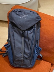 💥現貨💥超百搭耐裝機能天花板始祖鳥Arcteryx Mantis 30 戶外通勤兩用後背包 | 深灰藍配色 | 30L超大容量 | 防潑水耐磨面料 | 減壓透氣背負|