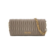 Miu Miu Matelasse羊皮純色褶皺字母logo斜挎包