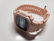 全新 包裝小殘健康藍牙智能健康手錶手環，只可使用英文和簡體字，不支援繁體，塑膠感強，外型型格，簡單方便實用，功能強大，計步心率，血壓血氧，音樂天氣，適合大人細路小朋友，準確與否小弟沒有研究，可網上參考