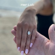 Her Lab Jewelry | แหวนเพชรทองคำขาว Moissanite แท้18K3กะรัตต้นฉบับพร้อมใบรับรองกรา100% ผ่านตัวเลือกเพชรแหวนเพชรเจียรรูปไข่4ง่ามแหวนแต่งงานสีแพลทินัม950ของขวัญพิเศษสำหรับผู้ชายและผู้หญิงแหวนหมั้นแบบคลาสสิก