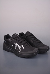 Arc'teryx 黑馬圖案運動鞋