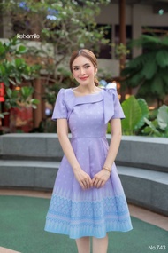 Kety Smile ชุดเดรสผ้าทอลายเนื้อไหมมัดหมี่ ทอไล่สีพิเศษ แต่งโบว์คาดอกสีพื้น กระโปรงทรงบานย้วย แปดชิ้น