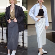 STUDIO UNKNOWN - Hens Maxi Skirt (ขาว/เทา) กระโปรงยาวผ่าหลัง ปักโลโก้