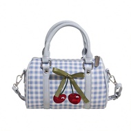 1 ชิ้น กระเป๋าสะพายคุณหญิงแบบขมุกขมัวลุคสวีท รูปทรงถังปานกลาง สีโทนพื้นหนึ่งสีเรียบ ลาย Checkered มี