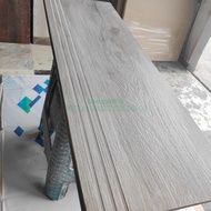 granit tangga motif kayu Abu 30X90+20x90
