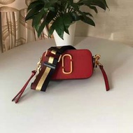 MARC JACOBS MJ Snapshot logo 拼色相機包(酒紅色)