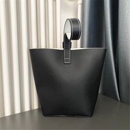 It's a package! Estee Lauder spring black envelope handbag portable hand bag bag storage bag