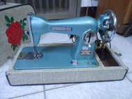 很新的桌上型縫紉機 A sewing machine