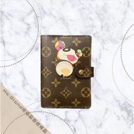 【天朝上品】二手品《LOUIS VUITTON LV 老花字紋限量村上隆熊貓 六孔筆記本》