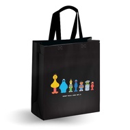 Bundanjai (หนังสือ) SST3 กระเป๋ากระสอบสาน PP Sesame Street Family PP Woven Tote Bag BK M W35XH40XS15 cm