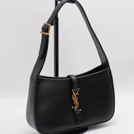 YSL Le 5 A 7滑面牛皮腋下Hobo - 黑金