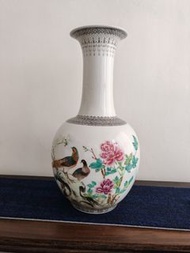 70年代300件粉彩花鸟天球瓶连木座一件，花瓶高约56.5CM, 连木座高约78CM 。