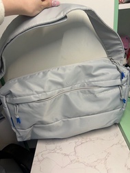 liberlive電腦袋旅行袋（超級無敵多隔層防震防水兩邊有額外口袋可以裝嘢 肩帶可調節大房入面仲要分咗兩邊裝嘢再加內袋 超級實用可以裝16吋電腦 尺寸係16.5吋闊 12吋高 做旅行袋超正全新 不包