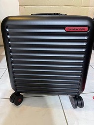 Samsonite RED 新秀麗 15吋 Toiis C 極簡線條PC硬殼TSA飛機輪登機箱 黑色