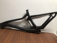 #2: 全避震軟尾山地自行車車架，材質為黑色全碳纤维，·坐管31.6-142mm-12mm尾-眼到眼165mm