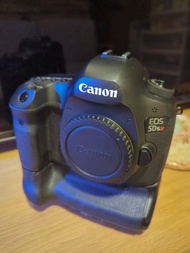 Canon EOS 5DS R DSLR Camera Body + battery grip + 128GB CF card
