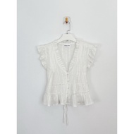 INFINITY : Tiro Top (Tiro) Is A Casual But Stylish Look. V-Neck Shirt Sleeveless With Ruffles