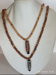 一手兩套一點五寸九眼天珠配8mm 108粒長約34寸橡筋繩穿成沉香木珠串，另一套1.5寸蓮師法帽天珠配6mm 108粒,長約26寸沉香木珠串，兩套共售390元。