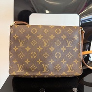 LV 原花金釦肩背王菲包