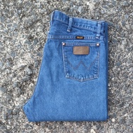 W29/37 Second-Hand Wrangler Jeans Model 13MWZPW Actual Waist Measurement 37.5" Total Length 47" Leg 