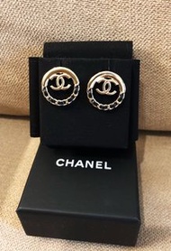 Chanel 新款CC logo皮穿鍵淡金耳環
