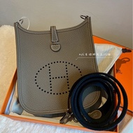 《我有個朋友在代購》🧧年節優惠🧧愛馬仕mini Evelyne大象灰