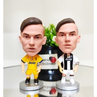 Moving statues of football players Dybala