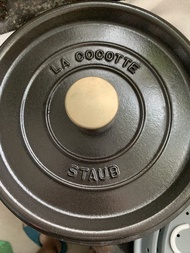 法國品牌Staub 22 cm圓形琺瑯鑄鐵鍋