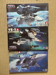 Macross Hasegawa VF-1S Strike Valkyrie + VF-1 Elintseeker+ Weapon Set...