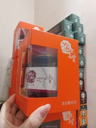$120／1盒，$400／4盒，蘇太名醬的XO醬。品牌與風味：此醬為香港品牌蘇太名醬的產品，圖中所示為原味，另外還有麻辣和大辣等風味。食材成分：這款XO醬秉承傳統配方，採用北海道元貝、金華火腿、蝦籽、
