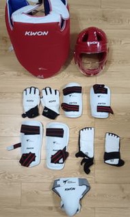 Kwon跆拳道護具一套4號碼，官網半價可議價（頭盔，護甲，手套，腳套，前臂護具，腳護膝）